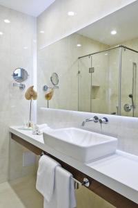 佩奇阿黛尔精品酒店的白色的浴室设有水槽和镜子