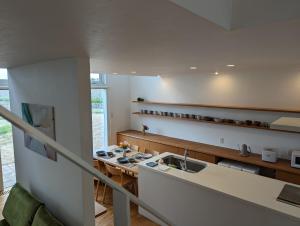 NaganumaOne House Naganuma MAOI - Vacation STAY 09878v的厨房配有水槽和台面