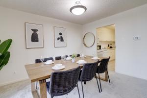 阿林顿Elegant & charming Apartment in Crystal City的一间带木桌和椅子的用餐室