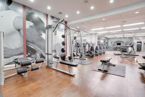 阿林顿Elegant & charming Apartment in Crystal City的健身房设有数台跑步机和跑步机