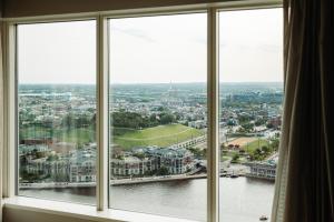 巴尔的摩巴尔的摩水岸万豪酒店的从窗户可欣赏到城市美景