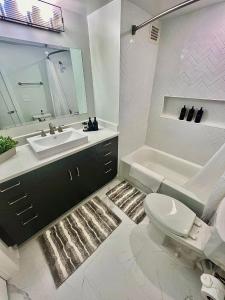 阿林顿Comfy Getaway by DC,Metro,Airport的浴室配有盥洗盆、卫生间和浴缸。