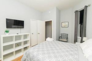 匹兹堡Parking - Walkable - GroupStays - Washer的白色卧室配有床和平面电视