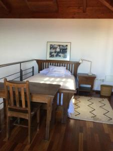塔科龙特Casa Tagoro, facing the Ocean的卧室配有一张床和一张桌子及椅子