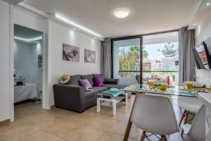 美洲海滩Precioso apartamento en el centro de Las Américas a 100 metros de la playa的客厅配有沙发和桌子