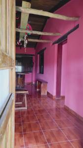 SiguatepequeEl Gran Chaparral的一间空房间,拥有粉红色的墙壁和瓷砖地板