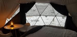 雷夫尔斯托克Boulder Mountain Resort的帐篷内的窗户,配有一张床和一张桌子