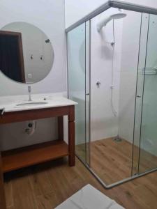 沙帕达-杜斯吉马朗伊斯Casas de alto padrão em Condominio Privado的带淋浴、水槽和镜子的浴室