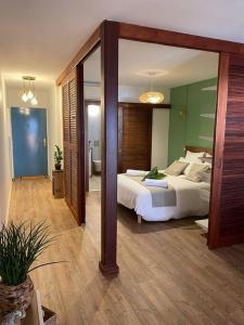 GourbeyreKARUK'IDîLE-Appartement Vue Mer - Plage à 200m的一间卧室配有一张床和一面大镜子