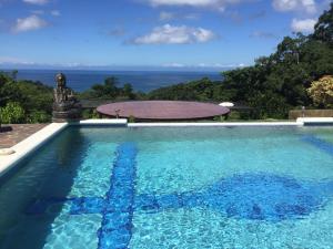 南圣胡安Todo Bien Nicaragua的海景游泳池