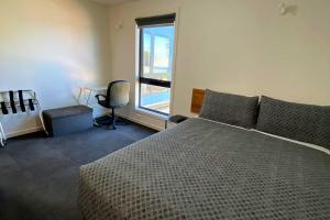 斯特拉恩Wild Rivers Escape的一间卧室设有一张大床和一个窗户。