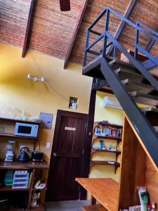 CabuyaLas Plumas de Cabuya的一间设有楼梯和书架的房间