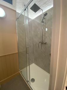 朗塞斯顿Victorian Police Station Apartment的浴室里设有玻璃门淋浴