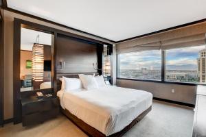 拉斯维加斯Vdara Hotel & Spa的一间卧室设有一张大床和一个大窗户