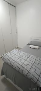佩洛塔斯Apto 5 Estrelas no Centro de Pelotas的白色客房 - 带一张床和瓷砖地板
