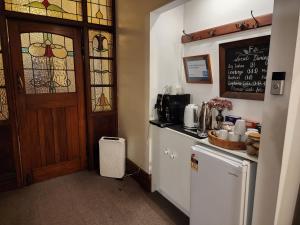 巴尔克拉萨The Fern & Thistle Luxury Accommodation- Drinks, Hotpool, Sauna的厨房设有柜台和彩色玻璃门