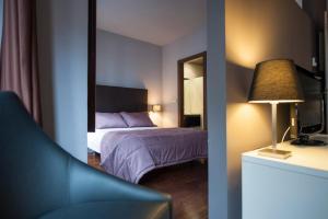 希洪MyHouseSpain - Apartamentos Moros 41的酒店客房,配有床和镜子