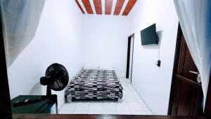 卡拉瓜塔图巴Villavera - Caragua Centro的走廊设有白色墙壁,铺有黑白地板