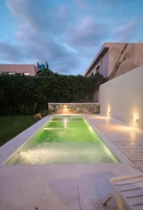 卡塔马卡Casa Feliz的一座房子后院的游泳池