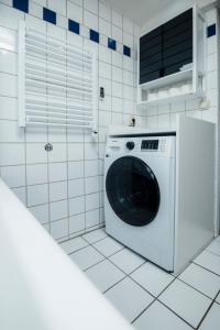RimparFerienhaus Zum Goldschmied的白色瓷砖厨房内的白色洗衣机