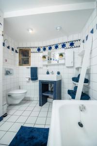 RimparFerienhaus Zum Goldschmied的浴室配有卫生间、浴缸和水槽。