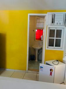 布希奥斯SOL的浴室设有黄色墙壁和水槽