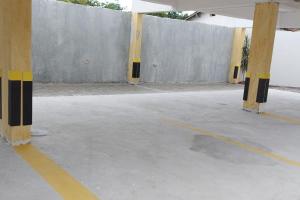 博西坎加Villa Licuri Boiçucanga的一个空的停车场,有黄色和黑色的柱子