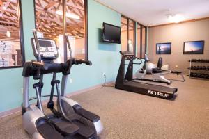 Jackson密苏里州杰克逊德鲁套房酒店的健身房设有2台跑步机和2辆健身自行车