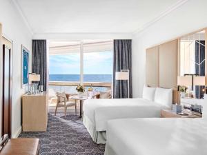 蒙特卡罗费尔蒙酒店&度假村的酒店客房设有两张床,享有海景。
