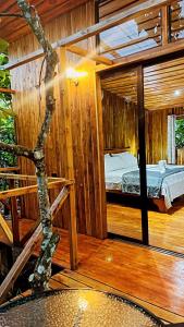 Rio CelesteCacahua Paradise Lodge, Río Celeste的木屋内的一个床位