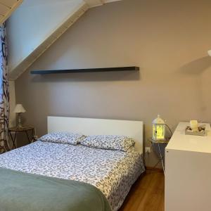 博尔扎诺Loft l'Alessandra的一间小卧室,配有一张床和一个楼梯