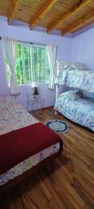 蒂格雷isla delta encantado的一间卧室设有两张床和窗户。