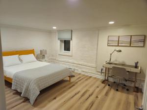 丹佛2-Bedroom in the Heart of Denver的一间卧室配有一张床、一张桌子和一台电脑