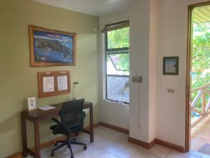 圣塔特蕾莎海滩Villas Solar的办公室,配有桌子、椅子和窗户