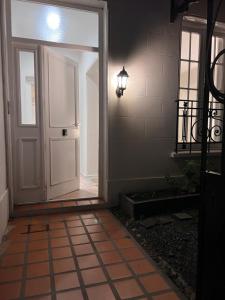 查斯科穆斯El Jacarandá, relax, en Chascomús的走廊上的一扇敞开的门,光线充足