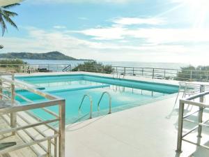 BanguedSorrento hotel resort santa ilocos sur的海景游泳池
