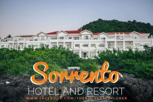 BanguedSorrento hotel resort santa ilocos sur的大楼前的酒店和度假村标志