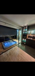 麦德林La casa en el aire的大型客房设有大型蓝色浴缸。