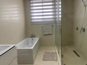 阿克拉Incredible 2 Bedroom Space Available的带浴缸、淋浴和盥洗盆的浴室