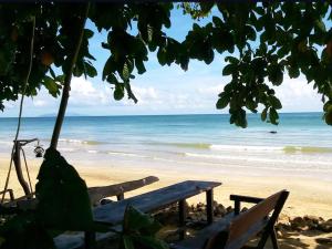 俊穆岛Room in Bungalow - Family Cottage of Koh Pu的海滩上的长凳,享有海景