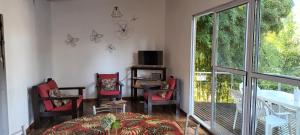 蒂格雷isla delta encantado的客厅配有桌椅和电视。