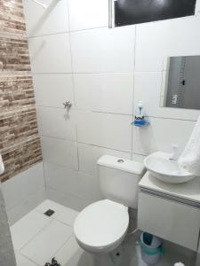 巴西利亚Apartamento Vila Telebrasilia的白色的浴室设有卫生间和水槽。