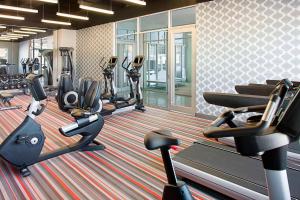 比奇伍德比奇伍德雅乐轩酒店的一间健身房,里面设有跑步机和椭圆机