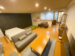 五岛Advance Gojo 205 - Vacation STAY 23022v的客厅配有沙发和桌子