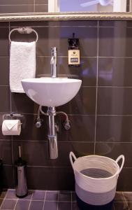 悉尼贝斯沃特精品旅馆 的一间带水槽和篮子的浴室