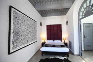 艾宰穆尔利亚德7号旅馆的卧室配有一张床,墙上挂着一幅大照片