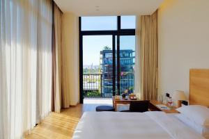 宝安深圳泰华梧桐酒店的酒店客房设有一张床和一个大窗户