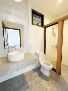 达叻府ครูหนูบ้านพัก แหลมงอบ Krunou baanpak的一间带卫生间和水槽的浴室