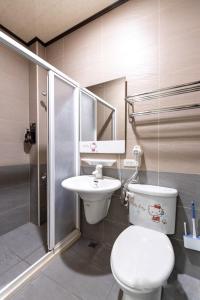 宜兰市甯好甯居NinGs HouSe的一间带卫生间和水槽的小浴室