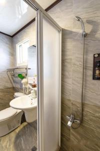 宜兰市甯好甯居NinGs HouSe的带淋浴、盥洗盆和卫生间的浴室